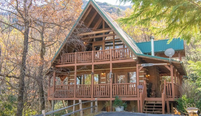 *Relaxing 2BD Cabin w/Hot Tub + Grill! Free WiFi*