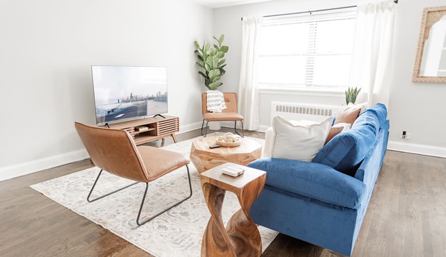 Relaxing 2BR Apartment in Lively West Rogers Park
