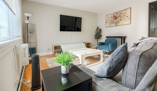 Relaxing 2BR Retreat w/Parking Near O’Hare