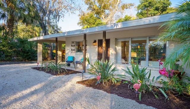 Relaxing 2BR Retreat w/Outdoor Dining & Kayaks