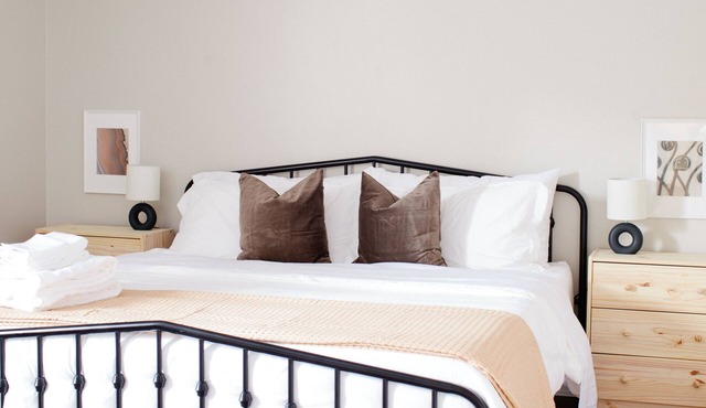 Relaxing 2BR Stay | Close to Mobile Attractions