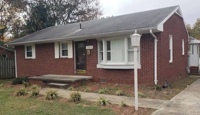 Relaxing 3 bd/2bth House near to Elon, Chapel Hill and Greensboro. Summer pool