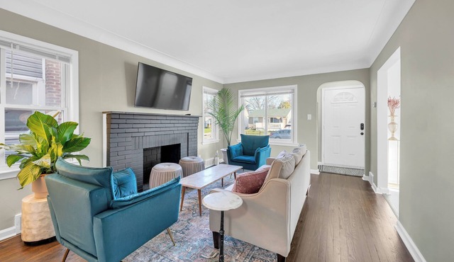 Relaxing 3 bdrm, 2 br home with spacious master suite, soaking tub & game room