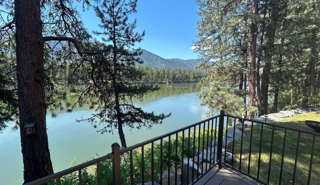 Relaxing 3-bedroom + bunkhouse waterfront home on the Clark Fork River