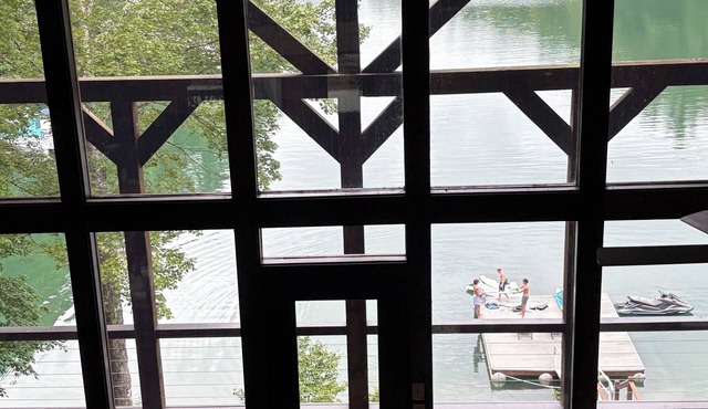 Relaxing 3-Bedroom Cabin on Lake Nantahala – Lakefront Family Retreat