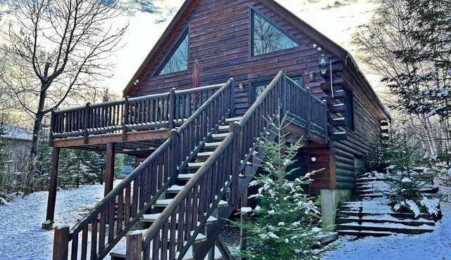 Relaxing 3-bedroom family friendly cabin on Willow Lake with WiFi, AC, Washer&D