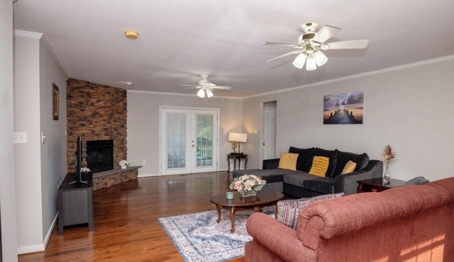 Relaxing 3-bedroom home ,large patio & Backyard Oasis