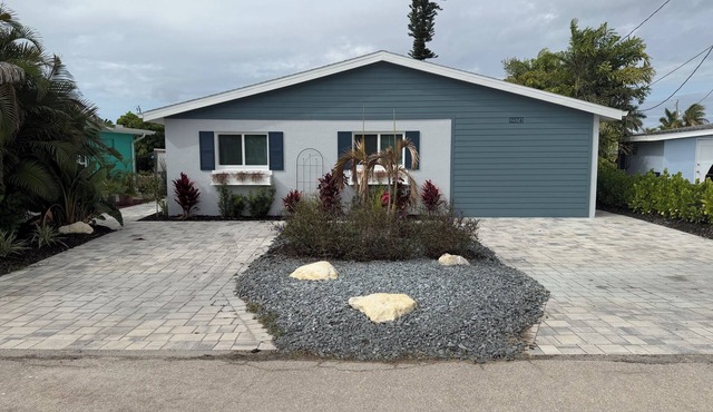 Relaxing 3-Bedroom Matlacha Cottage with Private Pool & Dock