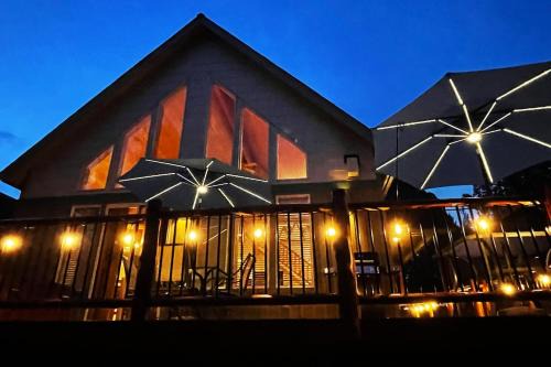 Relaxing 3 bedroom, 2 bathroom comfortable Running Y chalet