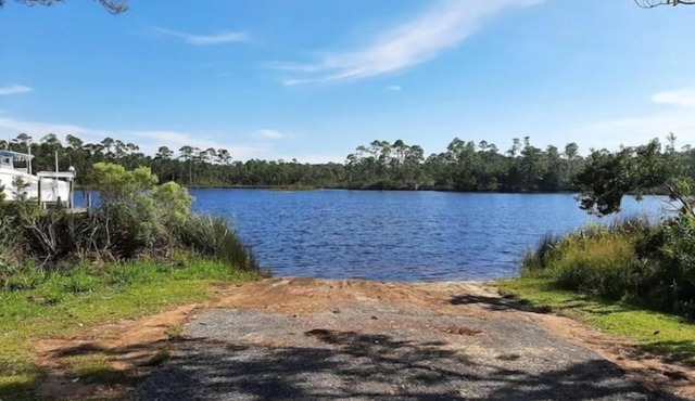 Relaxing 3 BR home close to Water, NAS, Perdido