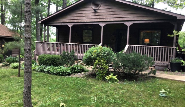 Relaxing 3B Log Home-15 min walk to the Black River!