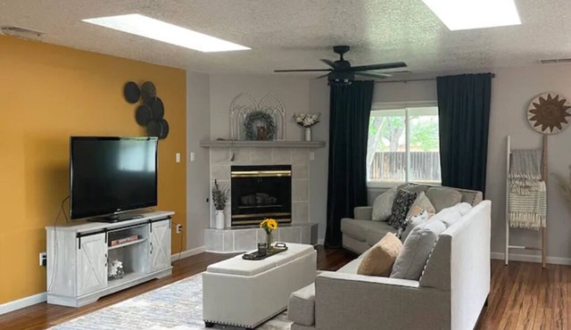 Relaxing 3BR Family Retreat. Spacious Peaceful Close to everything