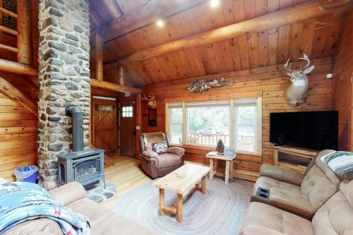 Relaxing 3BR | Fireplace | Deck | Fire Pit