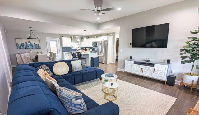 Relaxing 3BR Getaway Near I-75 w/Hot Tub & Cozy Outdoor Seating