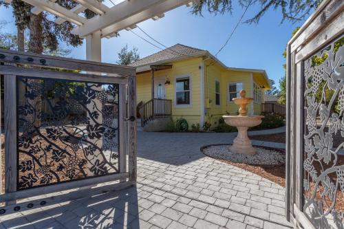 Relaxing 3BR Home with Vineyard View Rooftop Deck and Game Room