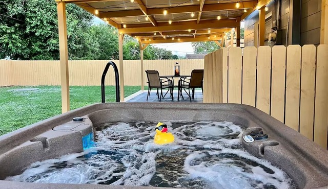 Relaxing 3BR Retreat - HotTub - Walk 2 King Center