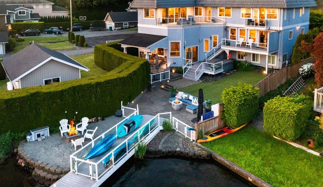 Relaxing 4 bed, 4 bath, + private studio lakefront home on Lake Stevens!