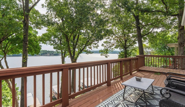 Relaxing 4-Bed Lakefront Home with Private Dock