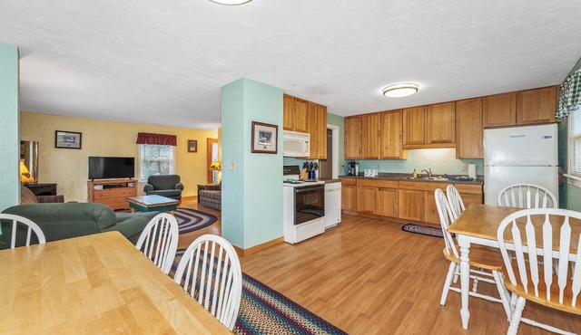 relaxing 4-bedroom lodge with WiFi and AC in Saint Germain firepit, grill & YOGA