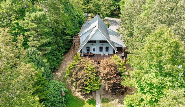 Relaxing 4-Bedroom Cottage on Smith Lake