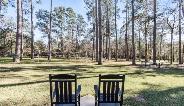 Relaxing 4 bedroom home surrounded by Pine Trees