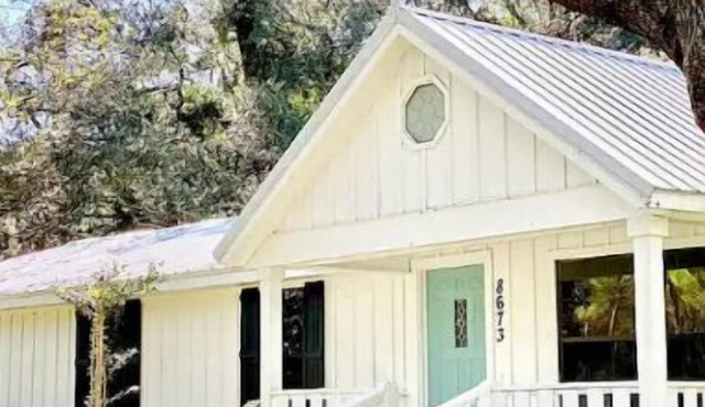 Relaxing 4-bedroom house; 20 mins from springs in Live Oak on pond with fire pit