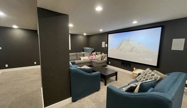 Relaxing 4 Bedroom w/Theater, Large Deck