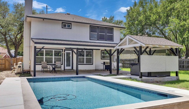 Relaxing 4-Bedroom Retreat with Pool & Spa in a Quiet Neighborhood