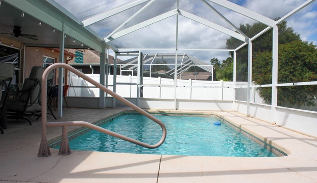 Relaxing 4-bedroom Pool Oasis Near Daytona