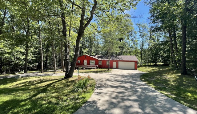 Relaxing 4 BR home minutes to Higgins Lake, Au Sable River and Trails!