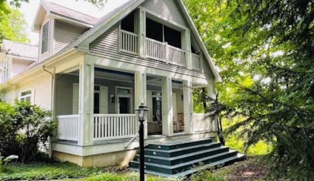 Relaxing 4-BR w/hot-tub, marsh, nature trail; wineries