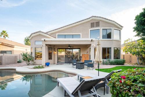 Relaxing 4BR House with Pool Near Golf Club & Lake