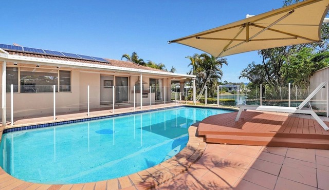 Relaxing 4BR Robina Escape with Parking and Pool