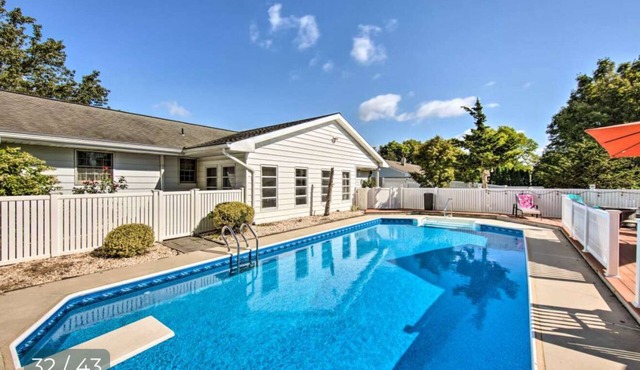 Relaxing 5-Bedroom Getaway with Saltwater Pool & Game Room Close to Hershey