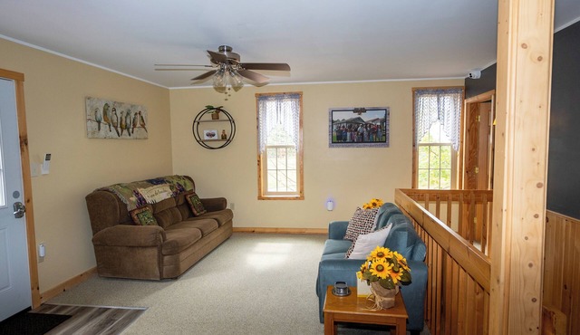 Relaxing 5-Bedroom, 13 person, retreat, just Steps from Deer Creek Winery & Café