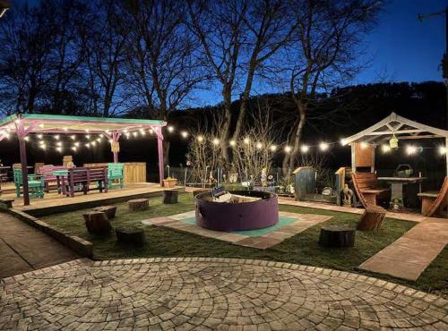 Relaxing 5-star farm stay sleeps 20 with spa!