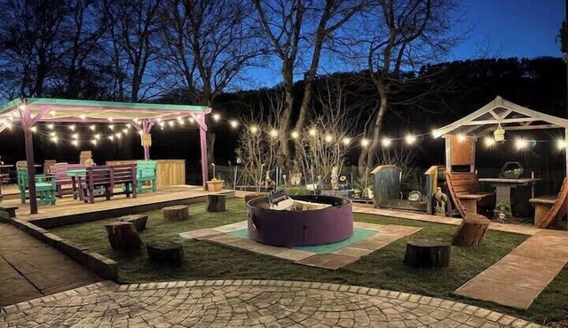 Relaxing 5-star farm stay, sleeps 20 with spa!