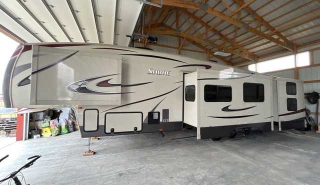 Relaxing 5th Wheel Camper for EAA