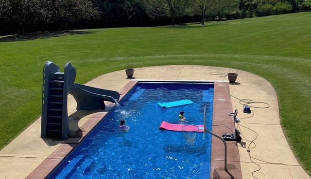 Relaxing 8 acres, Large Family Getaway plus Giant Pool, Hot tub, Sports Complex