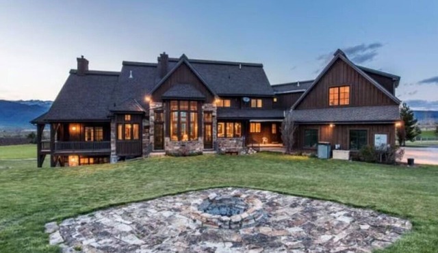 Relaxing 9,900 sqft 8B Rustic Estate on 40 acre Private Ranch with 2 Hot Tubs