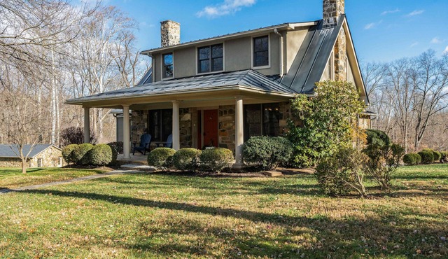 Relaxing Aldie Retreat, with Fireplaces and Pool