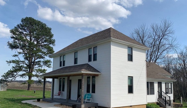 Relaxing and cozy farmhouse a few miles from the town of Hermann!