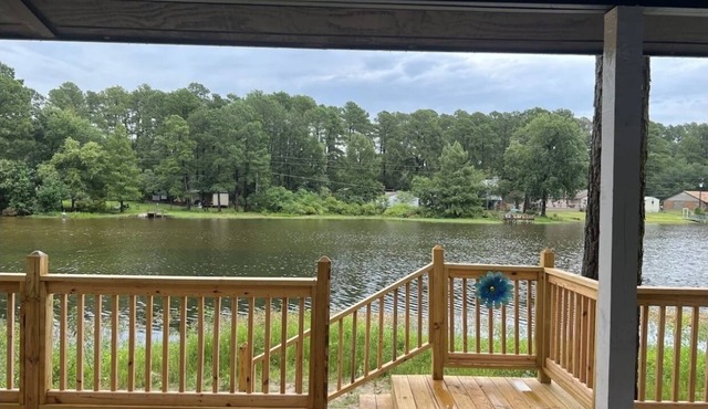 Relaxing and cozy, yet stylish lake house. Minutes from Lake Fork!