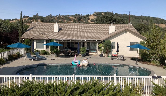 Relaxing and Inviting Home, 2 Prime Suites, seasonally heated pool on 2.5 acre.
