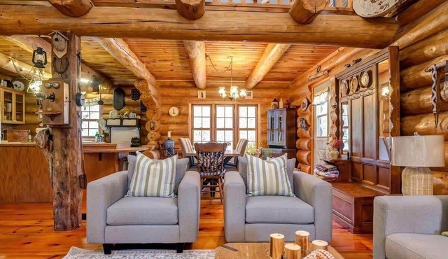 Relaxing and private waterfront log cabin