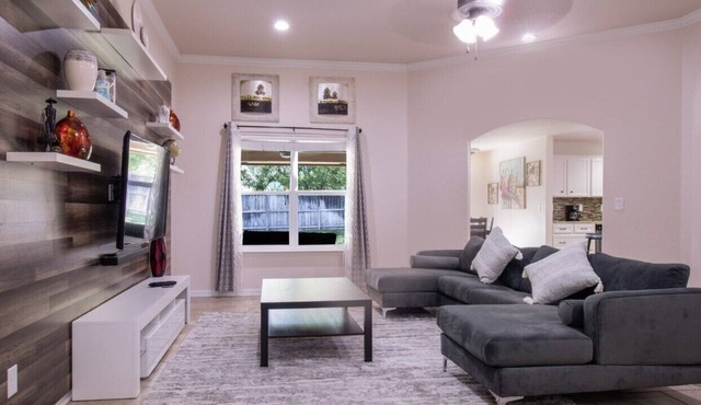 Relaxing and spacious 4bd/2 Ba