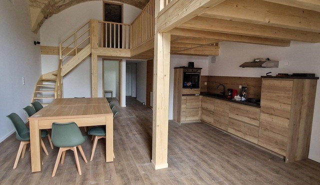 Relaxing apartment, sauna, jacuzzi combining wood and stone charm