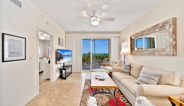 Relaxing beach condo- beachfront view, screened lanai