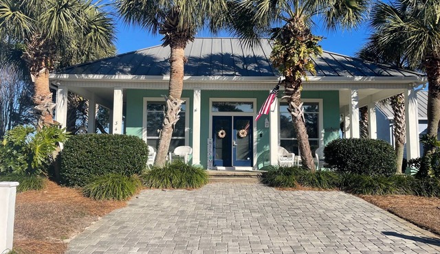 Relaxing beach retreat steps away to beach, pools, hot tub tennis/pickleball!