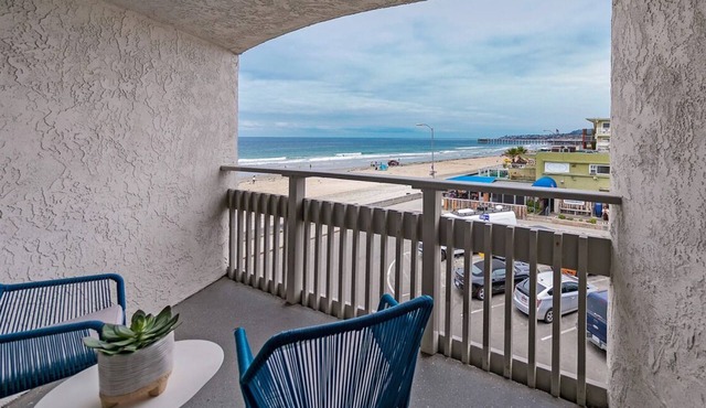 Relaxing Beach Vibe Near Pacific & Mission Beach! Onsite Parking and Pool!